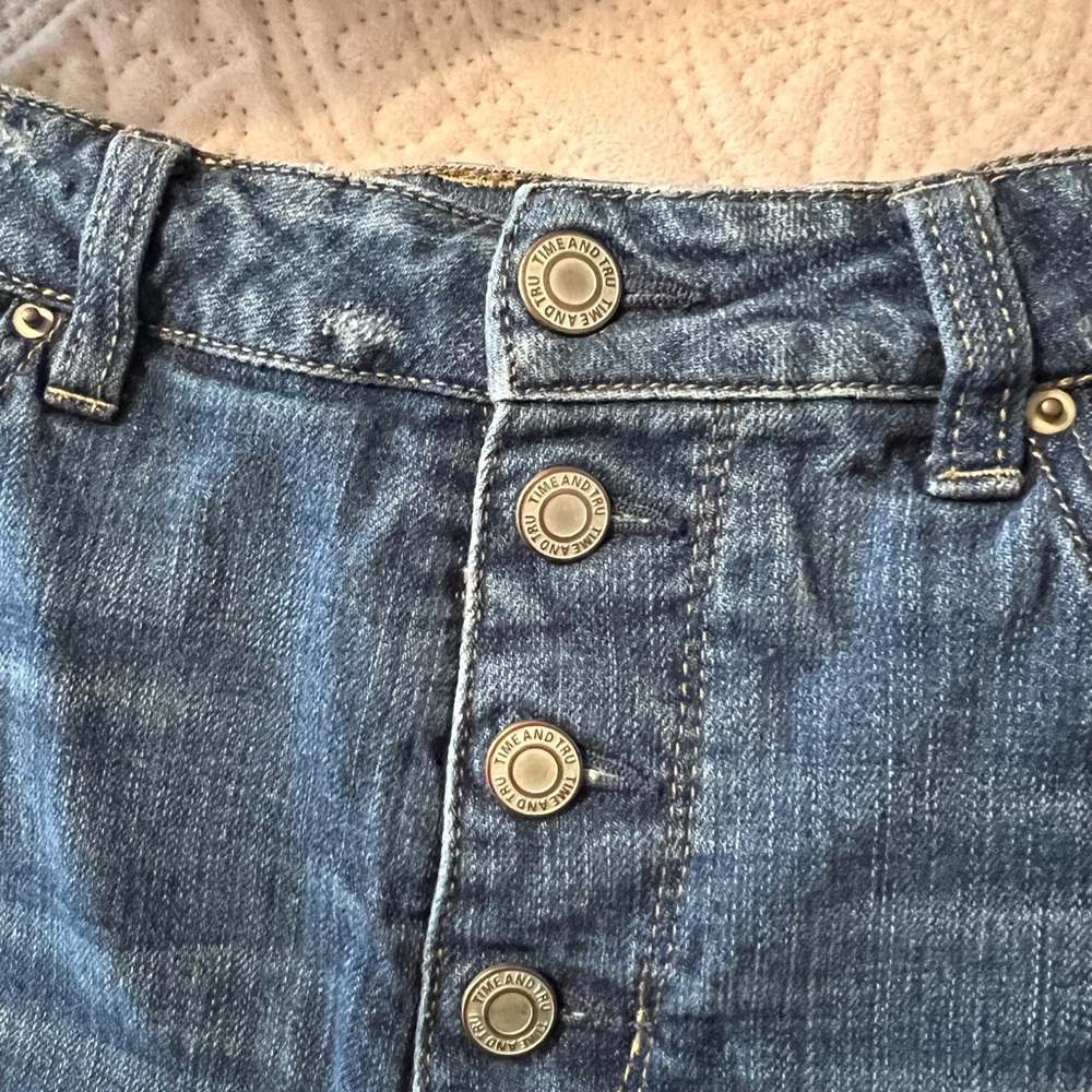 Shorts - Picture 2 of 4